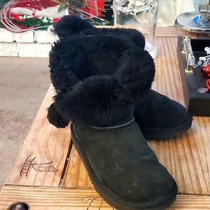 Child's size 2 black UGG BOOTS. These boots are used but in excellent condition